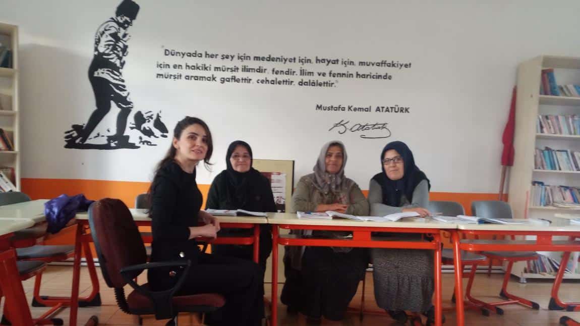 Okulumuz Kumköy İlkokulu ders saati bitiminden sonra yetişkinlere yönelik okuma-yazma kursu vererek 