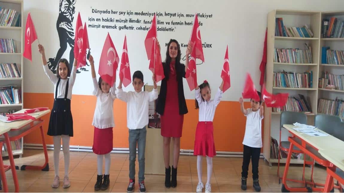 Okulumuz Kumköy İlkokulu olarak Gazi Mustafa Kemal Atatürk'ün en büyük bayram ilan ettiği Cumhuriyet Bayramı'mızın 99. yılını coşku ve heyecan içinde kutluyoruz.